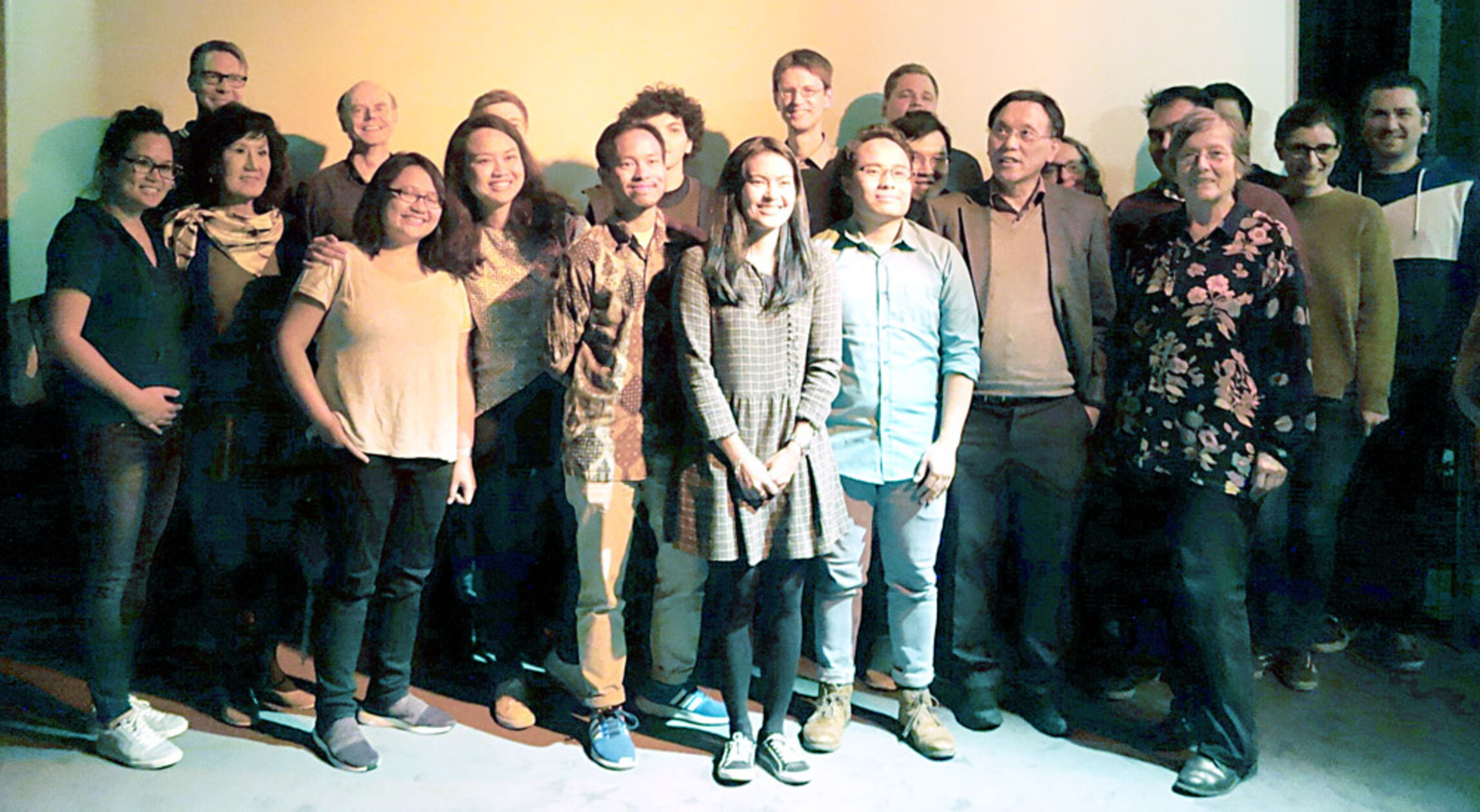 Lola Amaria (Mitte) mit Organisationsteam und Gästen im Kino im Sprengel.